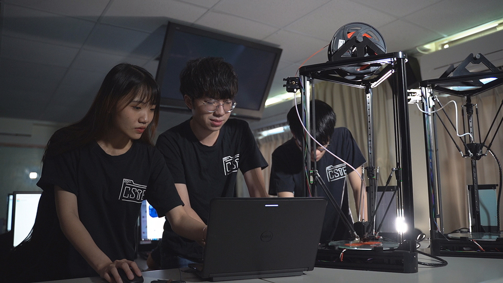 本校運資傳播學系同學結合多媒體操作3D列印機圖片