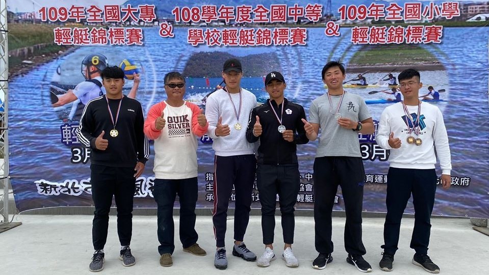 通學領獎照片(左二:馬軍榮老師)